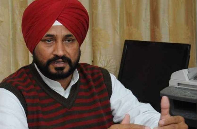 charanjit singh channi1.jpg Punjab CM: चरणजीत सिंह चन्नी पर लग चुका है MeToo का आरोप, महिला IAS को भेजा था अश्लील मैसेज