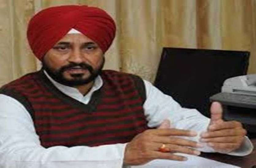 चरणजीत सिंह चन्नी होंगे पंजाब के नए मुख्यमं6ी Charanjit Singh Channi: चरणजीत सिंह चन्नी ने राज्यपाल को सौंपा विधायकों का समर्थन पत्र, आज सुबह 11 बजे होगा शपथ ग्रहण समारोह
