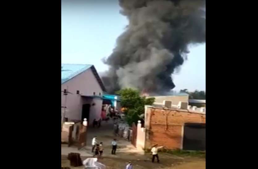 Fire in Lucknow Madianv police station area कुर्सी प्लांट में लगी भीषण आग