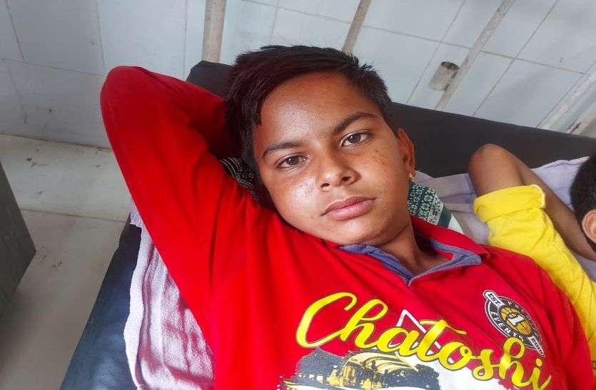 Twenty children deteriorated after eating Ratanjot seeds, eleven were रतनजोत के बीज खाने से बीस बच्चों की बिगड़ी हालत, ग्यारह को अस्पताल में कराया गया भर्ती