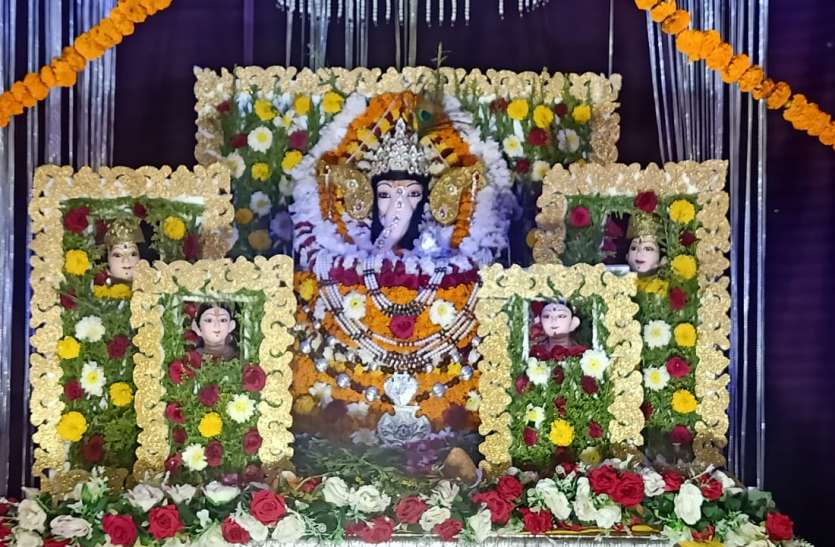 गणपति बप्पा मोरिया, अगले बरस तू जल्दी आ के जयकारों के साथ देंगे बप्पा को विदाई गणपति बप्पा मोरिया, अगले बरस तू जल्दी आ के जयकारों के साथ देंगे बप्पा को विदाई