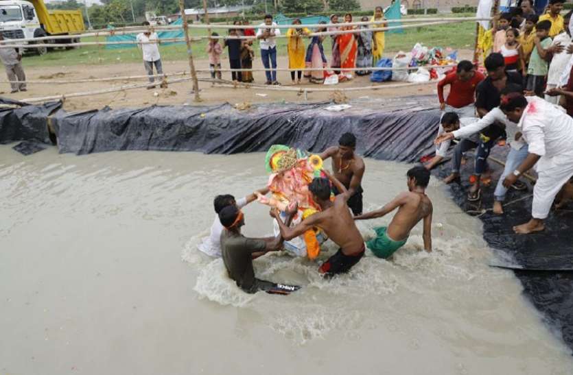 साबरमती रिवरफ्रंट पर बने कुंडों में गणेश प्रतिमाओं का विसर्जन साबरमती रिवरफ्रंट पर बने कुंडों में गणेश प्रतिमाओं का विसर्जन