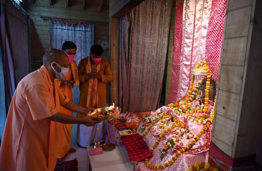 सरकार के साढे 4 वर्ष की उपलब्धियों को लेकर सीएम योगी पहुंचे रामलला के दरबार, संतों ने भी दी बधाई सरकार के साढे 4 वर्ष की उपलब्धियों को लेकर सीएम योगी पहुंचे रामलला के दरबार, संतों ने भी दी बधाई