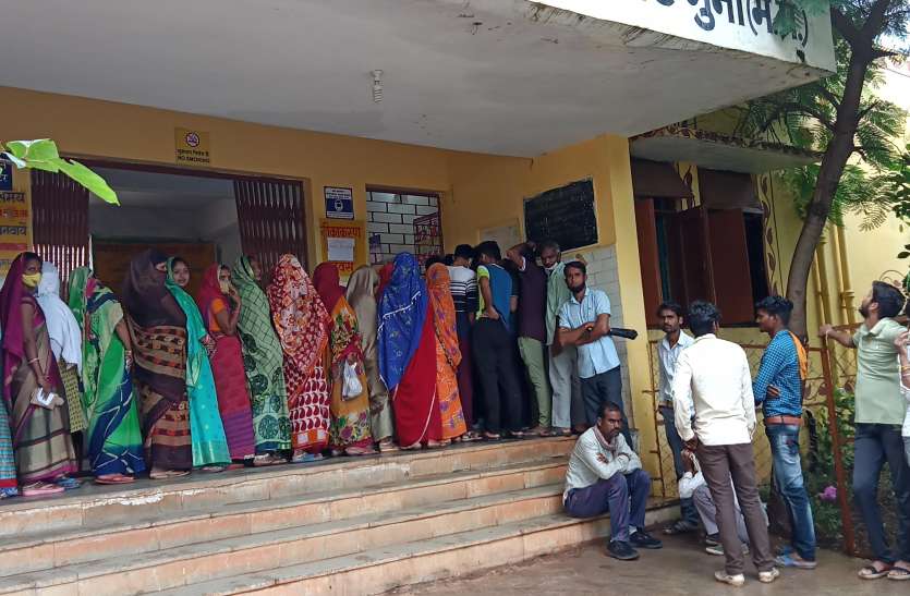 सिर्फ नाम का कोविड वैक्सीनेशन महाअभियान, सेंटर्स पर व्यवस्थाएं जीरो, हितग्राहियों को वैक्सीन लगवाने के बाद दो मिनट बैठने तक के इंतजाम नहीं सिर्फ नाम का कोविड वैक्सीनेशन महाअभियान, सेंटर्स पर व्यवस्थाएं जीरो, हितग्राहियों को वैक्सीन लगवाने के बाद दो मिनट बैठने तक के इंतजाम नहीं