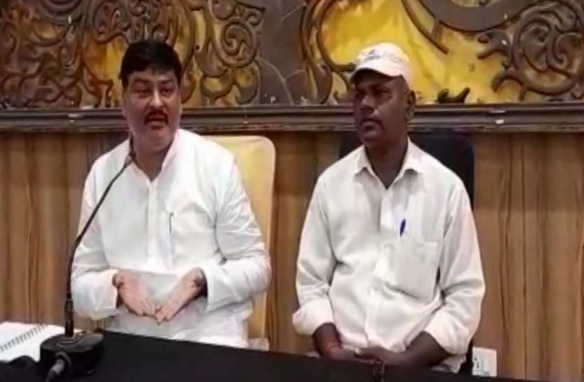 पूर्व राज्यमंत्री तेज नारायण पांडे ने योगी सरकार पर लगाया आरोप भाजपा सम्मेलन पर सपा नेता का कटाक्ष कहा पिछड़े वर्ग के लोगों पर हो रहा अत्याचार चिढ़ाने के लिए कर रहे सम्मेलन