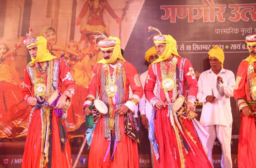 jt_pachan1.jpg गले से पैरों तक लाल चोला पहनकर करते हैं काठी नृत्य