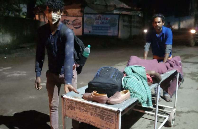 A young man goes to the hospital with the body of a friend in a stretcher तीन लाख की आबादी और निगम के पास नहीं शव वाहन, स्ट्रेचर पर दोस्त का शव रख बीच शहर पैदल चल युवक पहुंचा अस्पताल