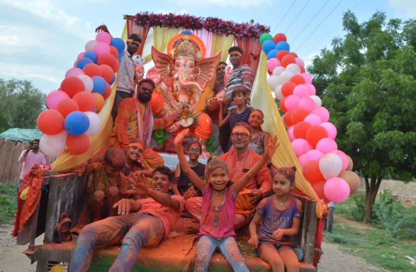 Maha Ganapati was given farewell with chanting मंत्रोच्चार के साथ महागणपति को किया गया विदा
