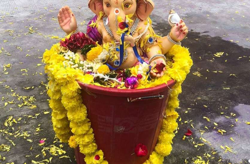 GANPATI MAHOTSAV: छोटी-छोटी प्रतिमाएं खूब सज-धजकर चली GANPATI MAHOTSAV: छोटी-छोटी प्रतिमाएं खूब सज-धजकर चली