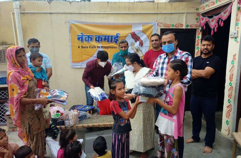 , परिवार के मुखीया की मौत के बाद परिवार के पास सामान लेकर पहुंचे एडीजे