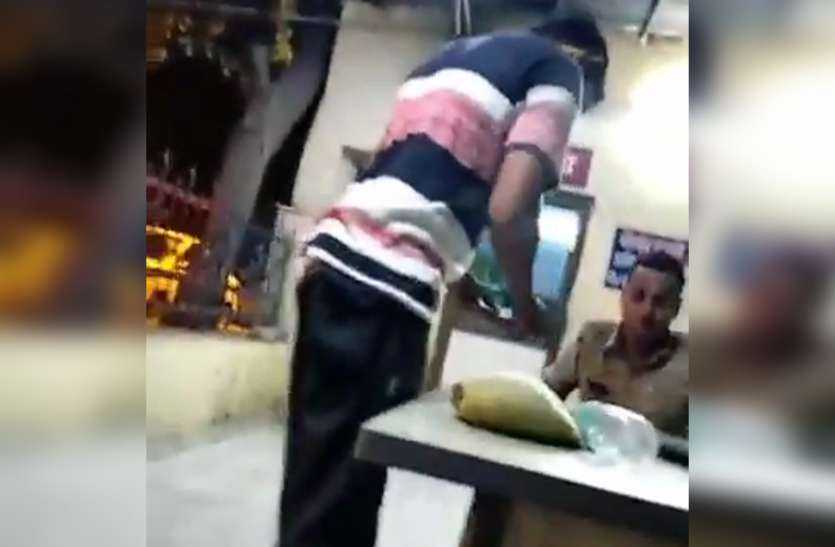 noida2.jpg होटल में ठहरे युवक-युवती से मारपीट करने और 70 हजार रिश्वत लेने का वीडियो वायरल होने पर तीन पुलिसकर्मी सस्पेंड
