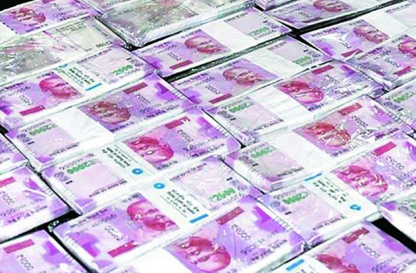 नकली नोट चलाते युवक को दुकानदारों ने पकड़ा नकली नोट चलाते युवक को दुकानदारों ने पकड़ा