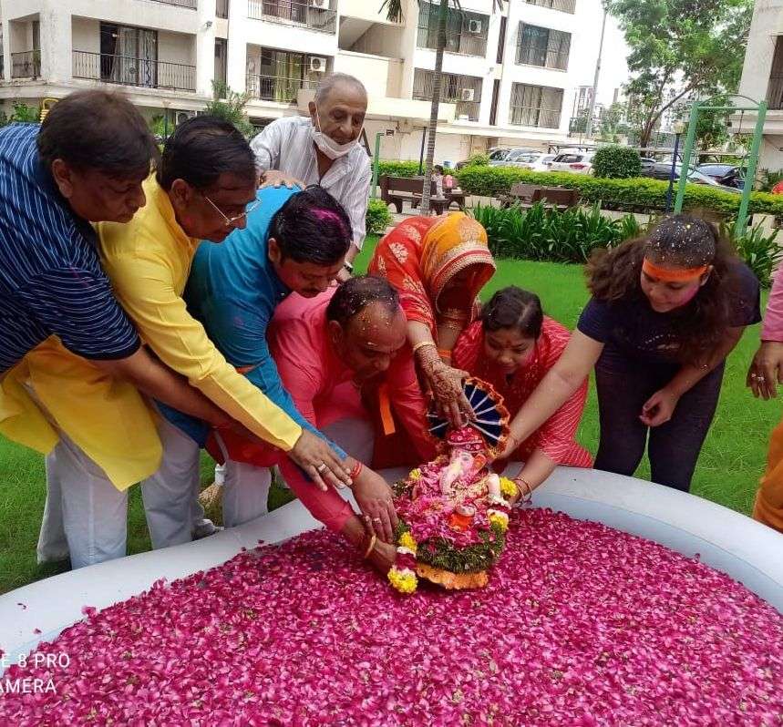 GANPATI MAHOTSAV: छोटी-छोटी प्रतिमाएं खूब सज-धजकर चली