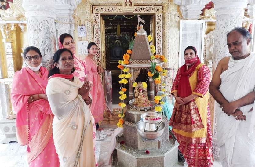 आयड़ तीर्थ के जिनालयों में हुए 18 अभिषेक आयड़ तीर्थ के जिनालयों में हुए 18 अभिषेक