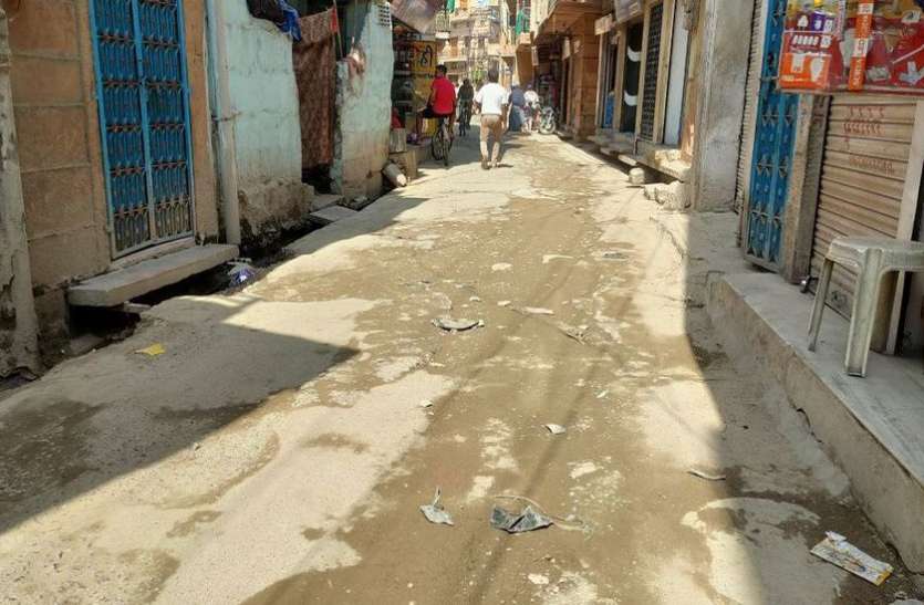शहर के बीच सबसे बदहाल सडक़ का सफर शहर के बीच सबसे बदहाल सडक़ का सफर