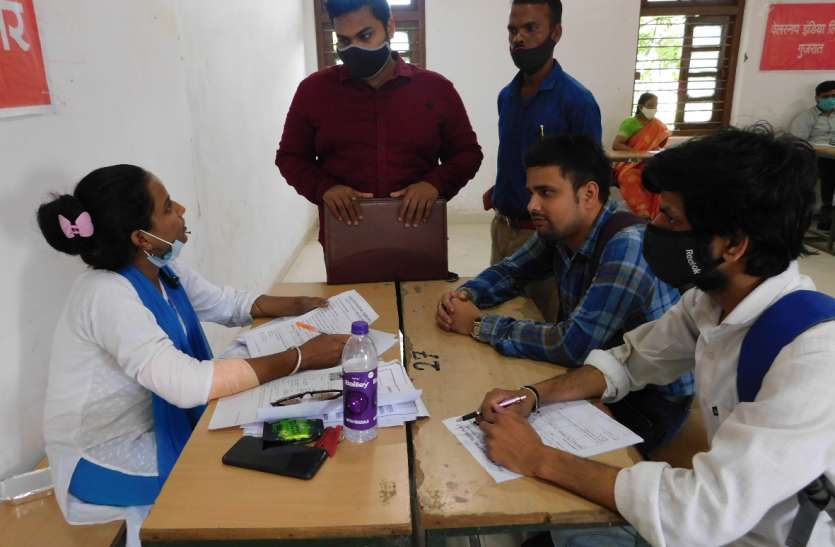 कोविड संकट काल में छिनी नौकरी, रोजगार मेला पहुंचे बेरोजगार युवा कोविड संकट काल में छिनी नौकरी, रोजगार मेला पहुंचे बेरोजगार युवा