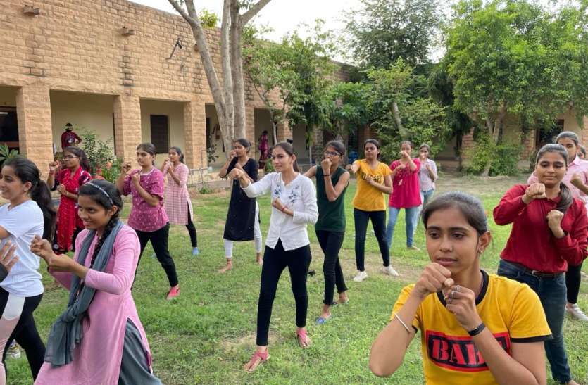 बालिकाओं को सिखा रहे आत्मरक्षा के गुर बालिकाओं को सिखा रहे आत्मरक्षा के गुर