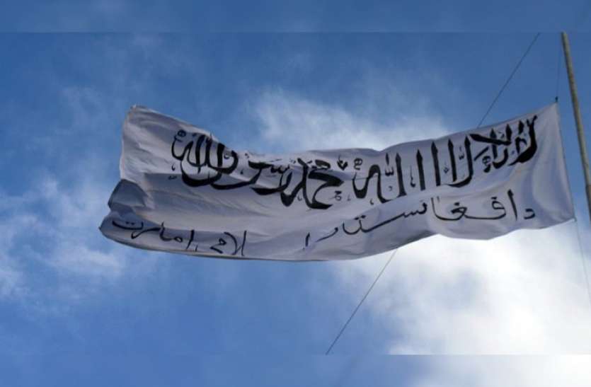 taliban flag पाकिस्तान में महिला मदरसे पर तालिबान का झंडा, मौलवी के खिलाफ मामला दर्ज