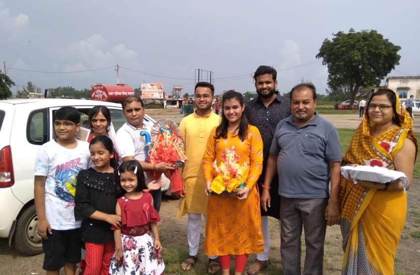 Ganpati Bappa Morya, next year you will come soon, with the cry of imm गणपति बप्पा मोरया, अगले बरस तू जल्दी आ की जायघोष के साथ प्रतिमाओं का हुआ विसर्जन