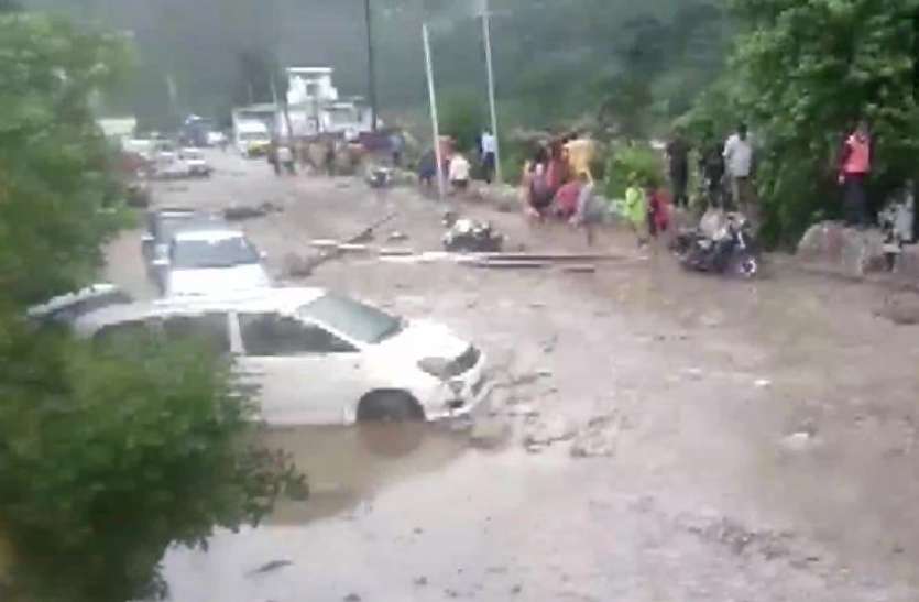 Uttarakhand Cloud Burst Uttarakhand Cloud Burst: चमोली में बादल फटने से बाढ़ की चपेट में BRO मजदूर, ऋषिकेश-बद्रीनाथ हाईवे भी बंद