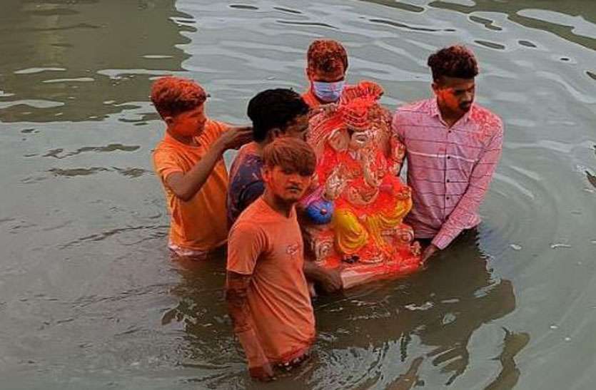 अनन्त चतुर्दशी पर गणेश प्रतिमाओं का किया विसर्जन अनन्त चतुर्दशी पर गणेश प्रतिमाओं का किया विसर्जन