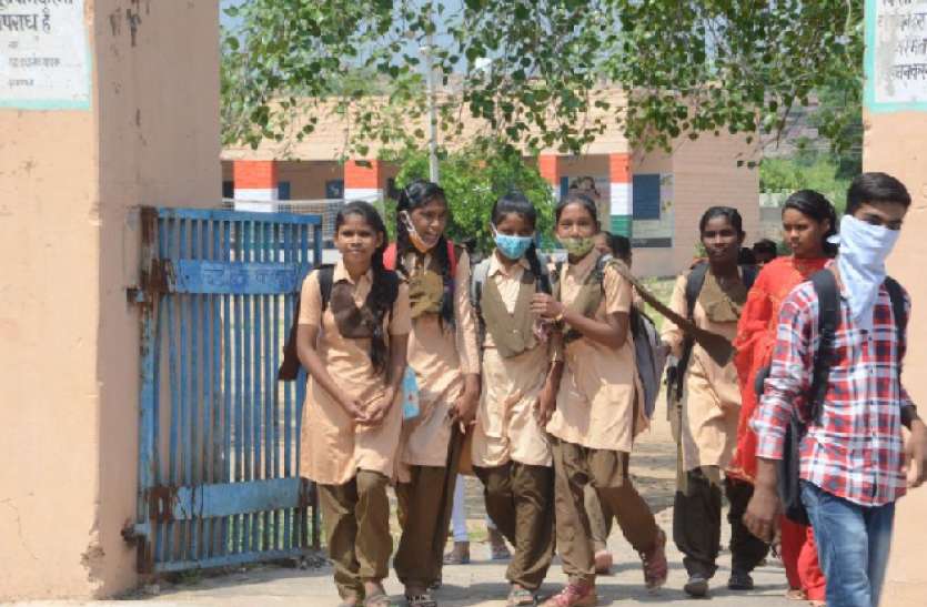 खुशी व डर के बीच स्कूलों में लौटी आधी रौनक खुशी व डर के बीच स्कूलों में लौटी आधी रौनक