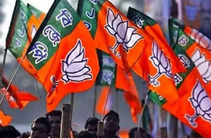 बीजेपी फ्लैग आदिवासी वोटबैंक को साधने के चक्कर में BJP में ही बवंडर