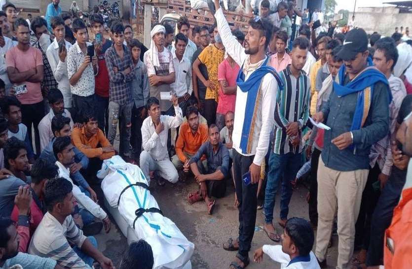 युवक की पीट-पीटकर हत्या, लोगों ने शव रखकर लगाया जाम युवक की पीट-पीटकर हत्या, लोगों ने शव रखकर लगाया जाम