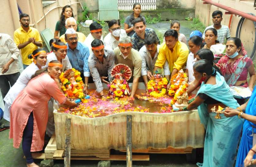 नर्सिंग एसो. ने ढोल नगाड़ों से निकाली विसर्जन यात्रा, गरबा पर झूमे स्वास्थ्य कर्मचारी नर्सिंग एसो. ने ढोल नगाड़ों से निकाली विसर्जन यात्रा, गरबा पर झूमे स्वास्थ्य कर्मचारी