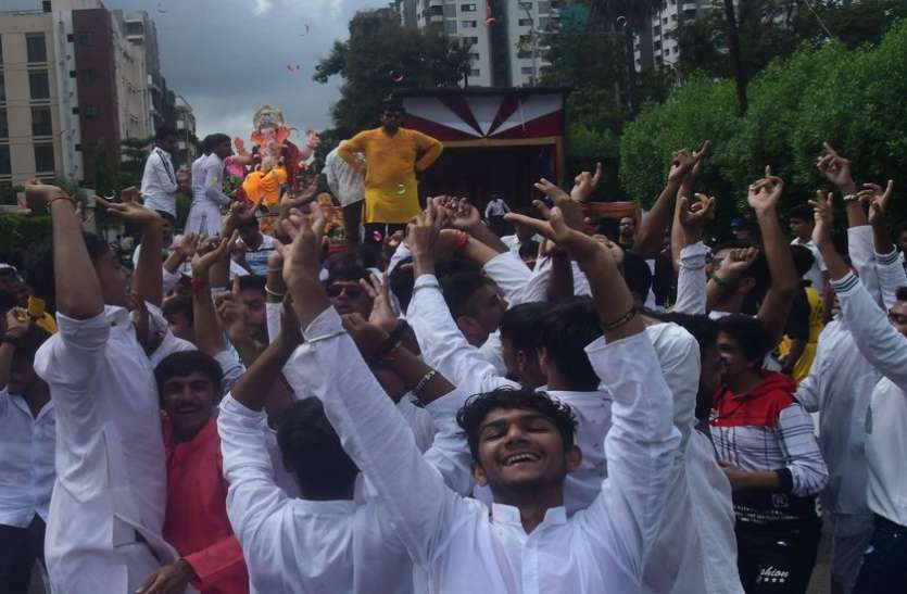 ganpati visarjan in surat : 35,000 मूर्तियों का शांतिपूर्ण माहौल में विसर्जन ganpati visarjan in surat : 35,000 मूर्तियों का शांतिपूर्ण माहौल में विसर्जन