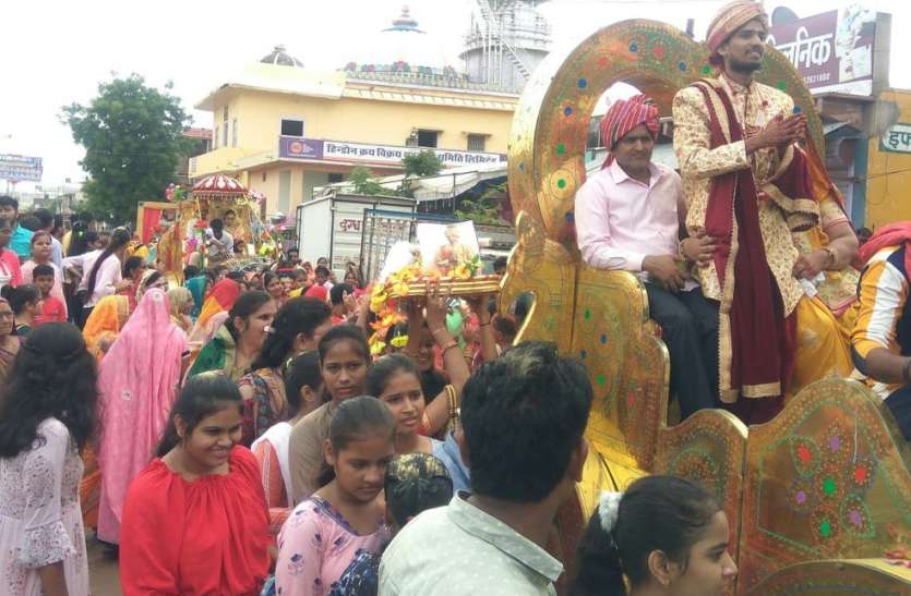 मुमुक्षूओं का निकाला वरघोड़ा, दीक्षा तिथि की हुई घोषणा मुमुक्षूओं का निकाला वरघोड़ा, दीक्षा तिथि की हुई घोषणा