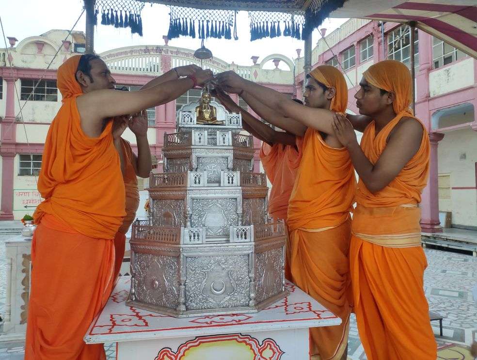 जिनालयों में हुए पूजा विधान, भगवान महावीर का किया पंचामृत अभिषेक