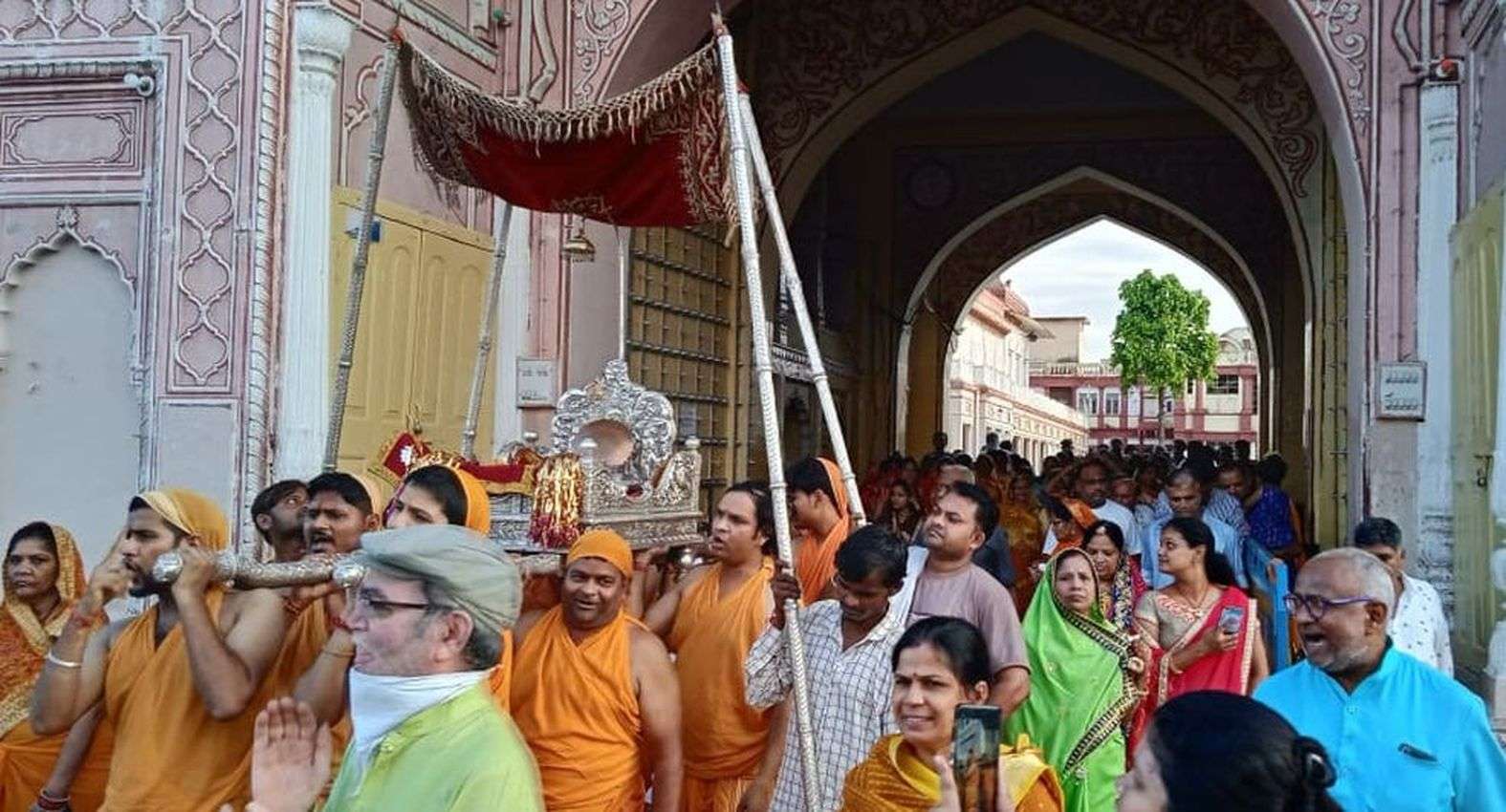 जिनालयों में हुए पूजा विधान, भगवान महावीर का किया पंचामृत अभिषेक