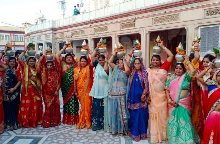 जिनालयों में हुए पूजा विधान, भगवान महावीर का किया पंचामृत अभिषेक जिनालयों में हुए पूजा विधान, भगवान महावीर का किया पंचामृत अभिषेक