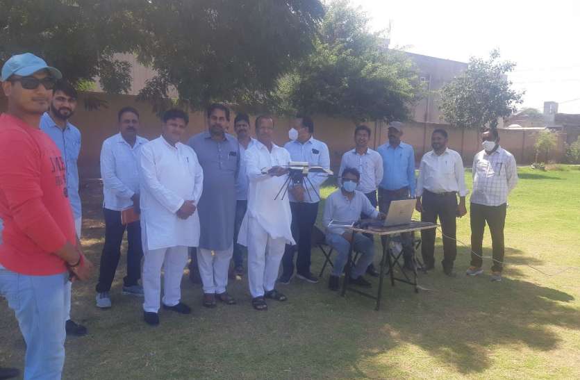 110 मीटर की ऊंचाई पर शहर की तस्वीरों को कैद कर रहा ड्रोन 110 मीटर की ऊंचाई पर शहर की तस्वीरों को कैद कर रहा ड्रोन