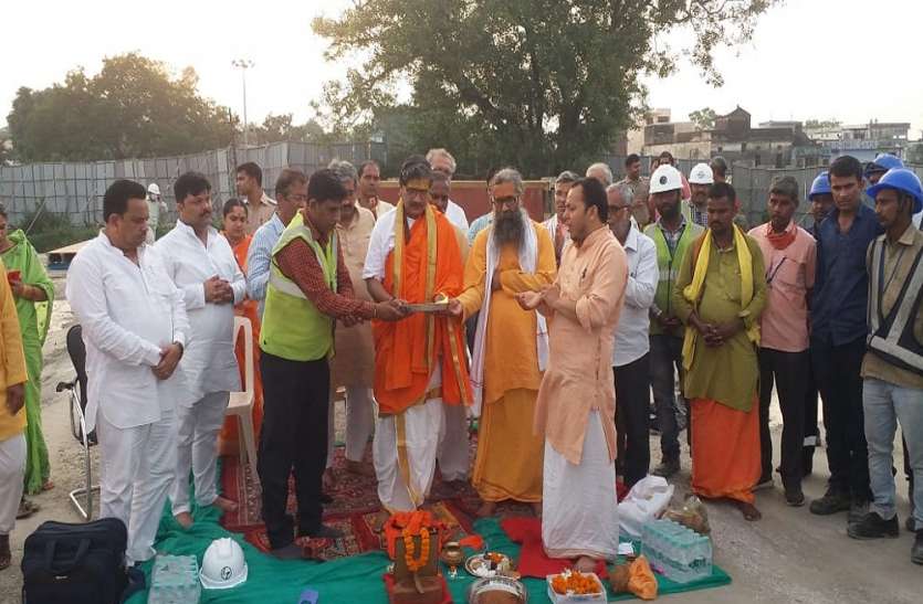मंदिर निर्माण में दूसरे चरण का कार्य शुरू, गर्भगृह स्थल पर हुआ मुहूर्त पूजन Ram Mandir Ayodhya : मंदिर निर्माण में दूसरे चरण का कार्य शुरू, गर्भगृह स्थल पर हुआ मुहूर्त पूजन