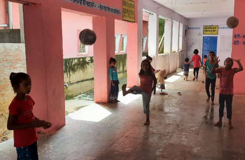 विद्यालयों में नजर आई चहल-पहल, छठी से आठवीं तक के बच्चे पहुंचे स्कूल विद्यालयों में नजर आई चहल-पहल, छठी से आठवीं तक के बच्चे पहुंचे स्कूल