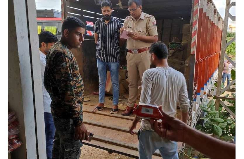 Naguar News मुम्बई से आई एक्सपायरी डेट की 25 टन पैकिंग खाद्य सामग्री जब्त