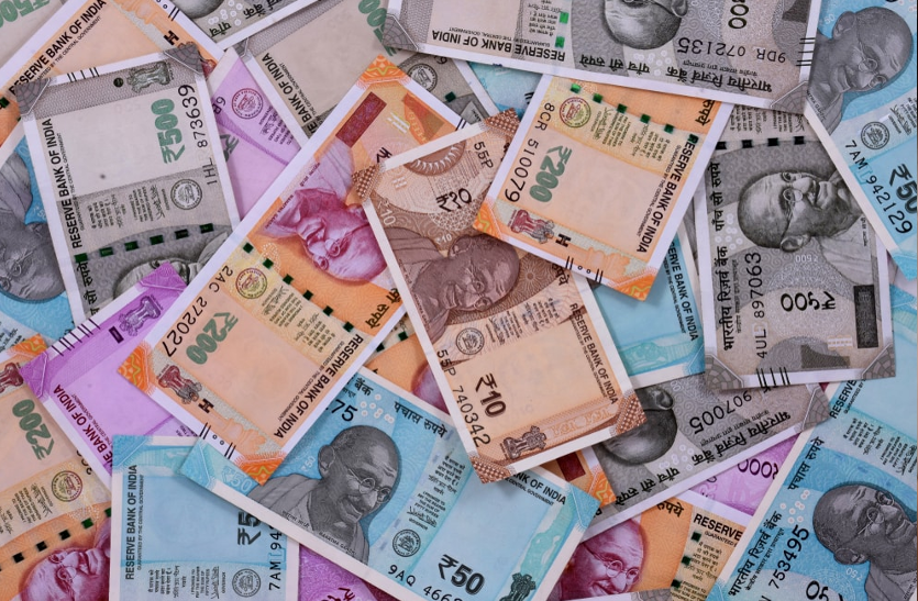 El gobierno de Modi cambió la forma de la moneda, emitió nuevas monedas y billetes.