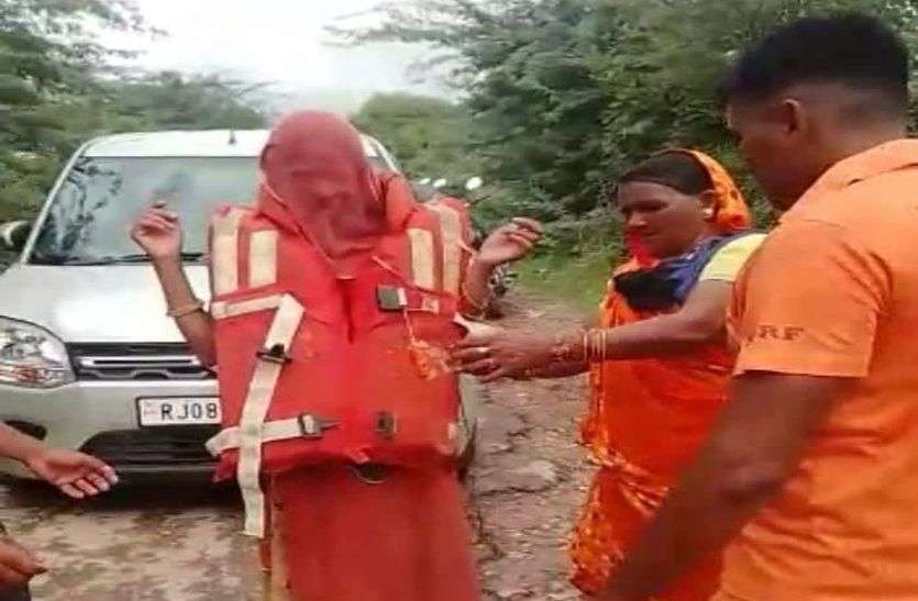 कुरेल नदी में पानी, दो गांव बन गए टापू कुरेल नदी में पानी, दो गांव बन गए टापू