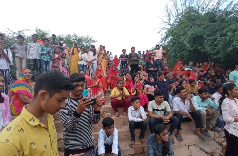 'गणपति बप्पा मोरिया, अगले बरस तू जल्दी आ' 'गणपति बप्पा मोरिया, अगले बरस तू जल्दी आ'