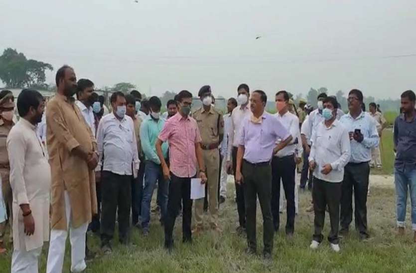 सीएम की सभा स्थल का निरीक्षण करते डीएम व एसपी पहली बार यहां दो दिन रुकेंगे सीएम योगी, 1000 करोड़ की योजनाओं का करेंगे शिलान्यास और लोकापर्ण