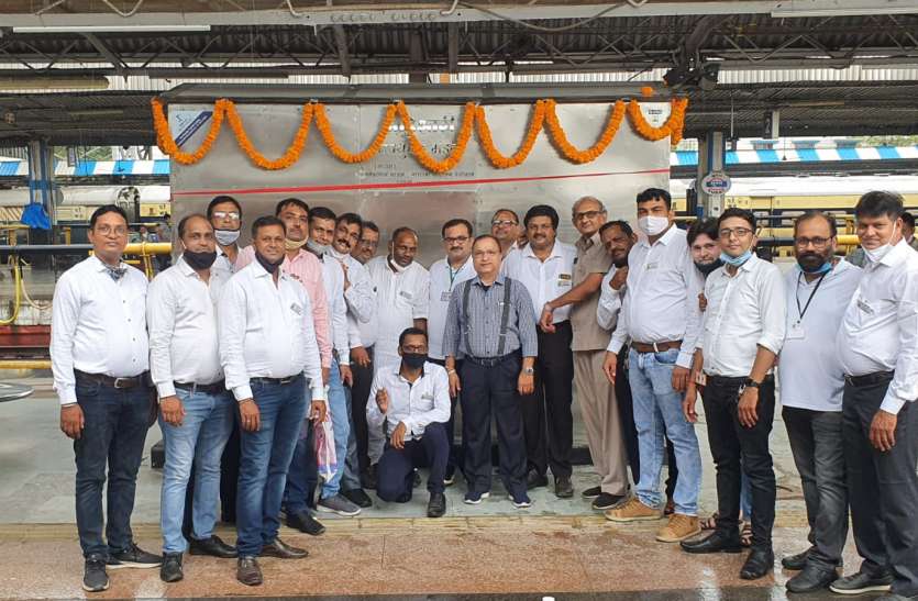 सूरत स्टेशन पर यात्रियों को निशुल्क पानी के लिए प्याऊ का उद्घाटन सूरत स्टेशन पर यात्रियों को निशुल्क पानी के लिए प्याऊ का उद्घाटन