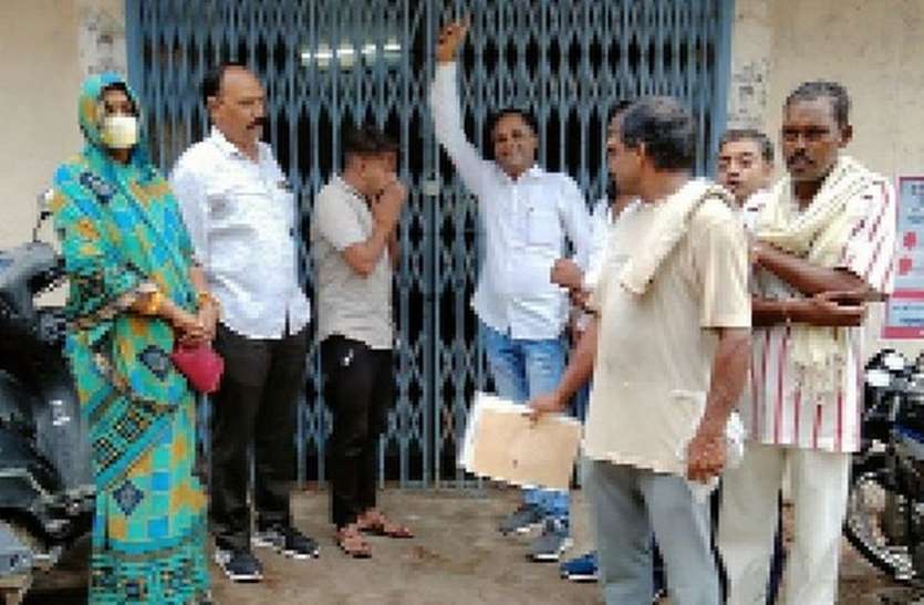 विकास कार्य ठप, नाराज पार्षदों ने पालिका प्रवेशद्वार पर लगाया ताला विकास कार्य ठप, नाराज पार्षदों ने पालिका प्रवेशद्वार पर लगाया ताला