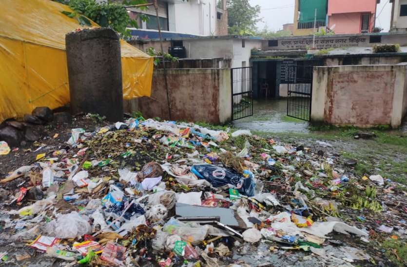 महीनों बाद स्कूल पहुंचे, गंदगी के बीच की पढ़ाई महीनों बाद स्कूल पहुंचे, गंदगी के बीच की पढ़ाई