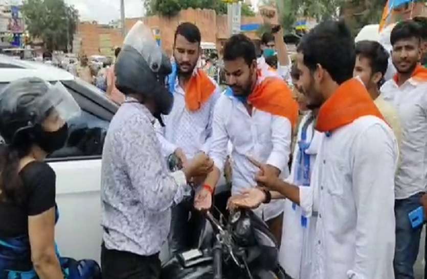 एनएसयूआई राजस्थान का कैंपेन 'शेम ऑन यू मोदी जी'किया पैदल मार्च,मांगी भीख एनएसयूआई राजस्थान का कैंपेन 'शेम ऑन यू मोदी जी'किया पैदल मार्च,मांगी भीख