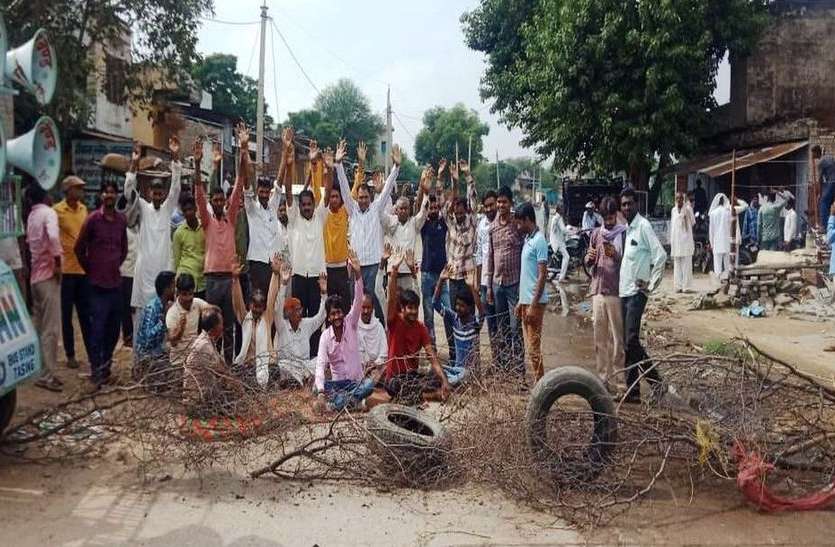ई-मित्र संचालक से बंदूक की नोक पर 70 हजार रुपए लूटे ई-मित्र संचालक से बंदूक की नोक पर 70 हजार रुपए लूटे