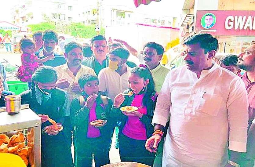 18 महीने बाद पढ़ाई की 'आजादीÓ, दोस्तों को देख खिल उठे चेहरे 18 महीने बाद पढ़ाई की 'आजादीÓ, दोस्तों को देख खिल उठे चेहरे