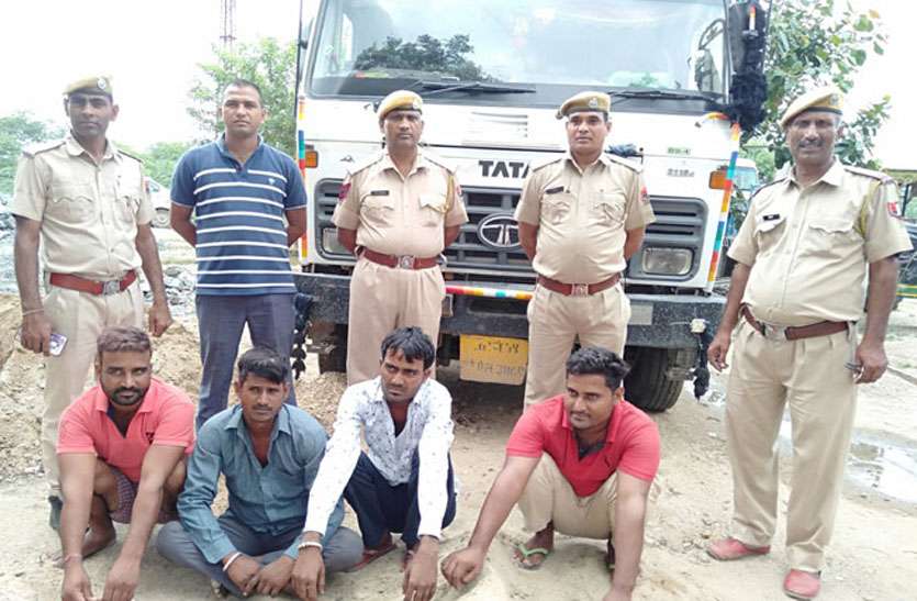 अवैध बजरी से भरे दो डंपर जब्त, चार गिरफ्तार अवैध बजरी से भरे दो डंपर जब्त, चार गिरफ्तार