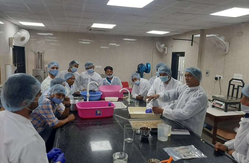 उत्तराखंड के मछुआरों ने लिया आय बढ़ाने का प्रशिक्षण उत्तराखंड के मछुआरों ने लिया आय बढ़ाने का प्रशिक्षण